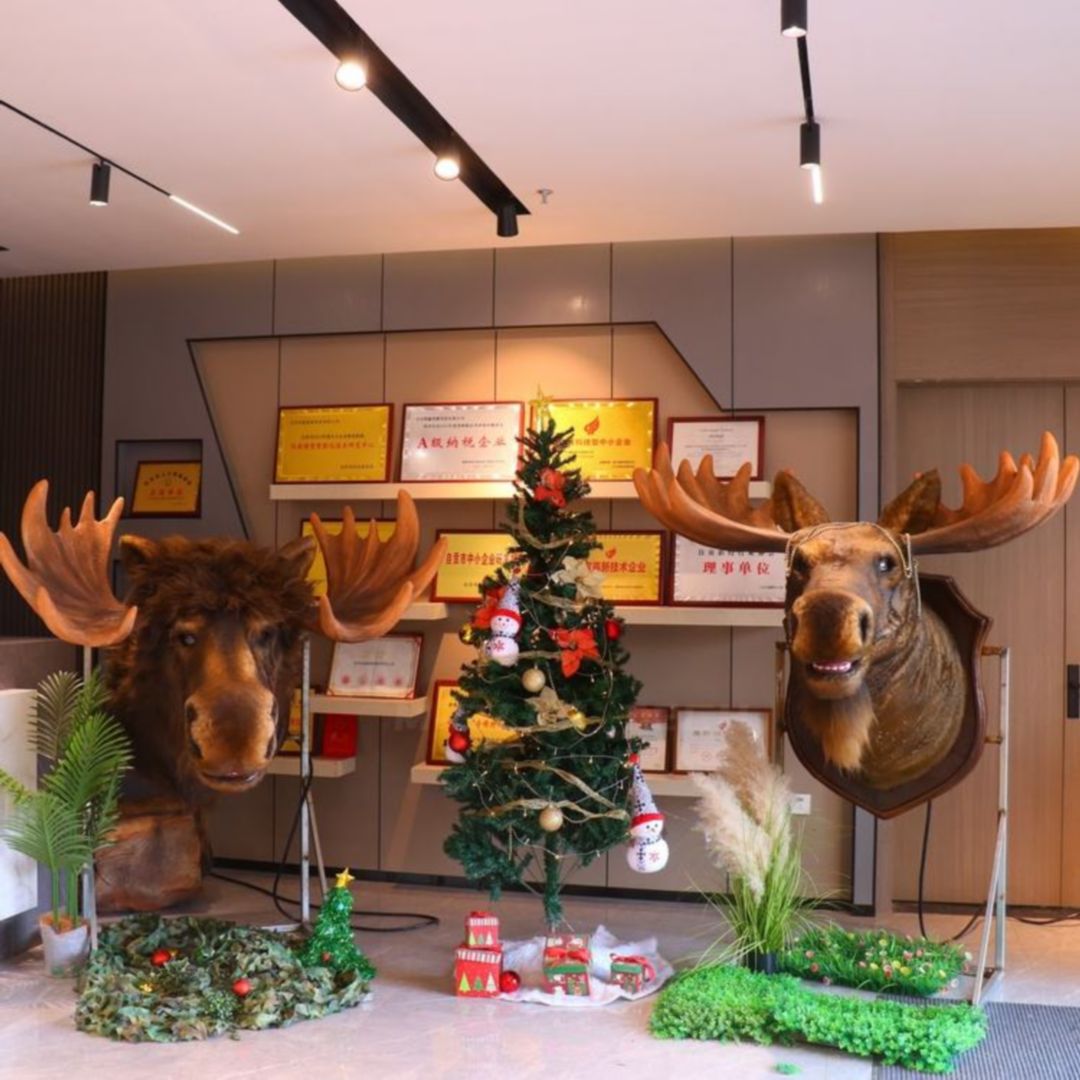 Moving Moose Head