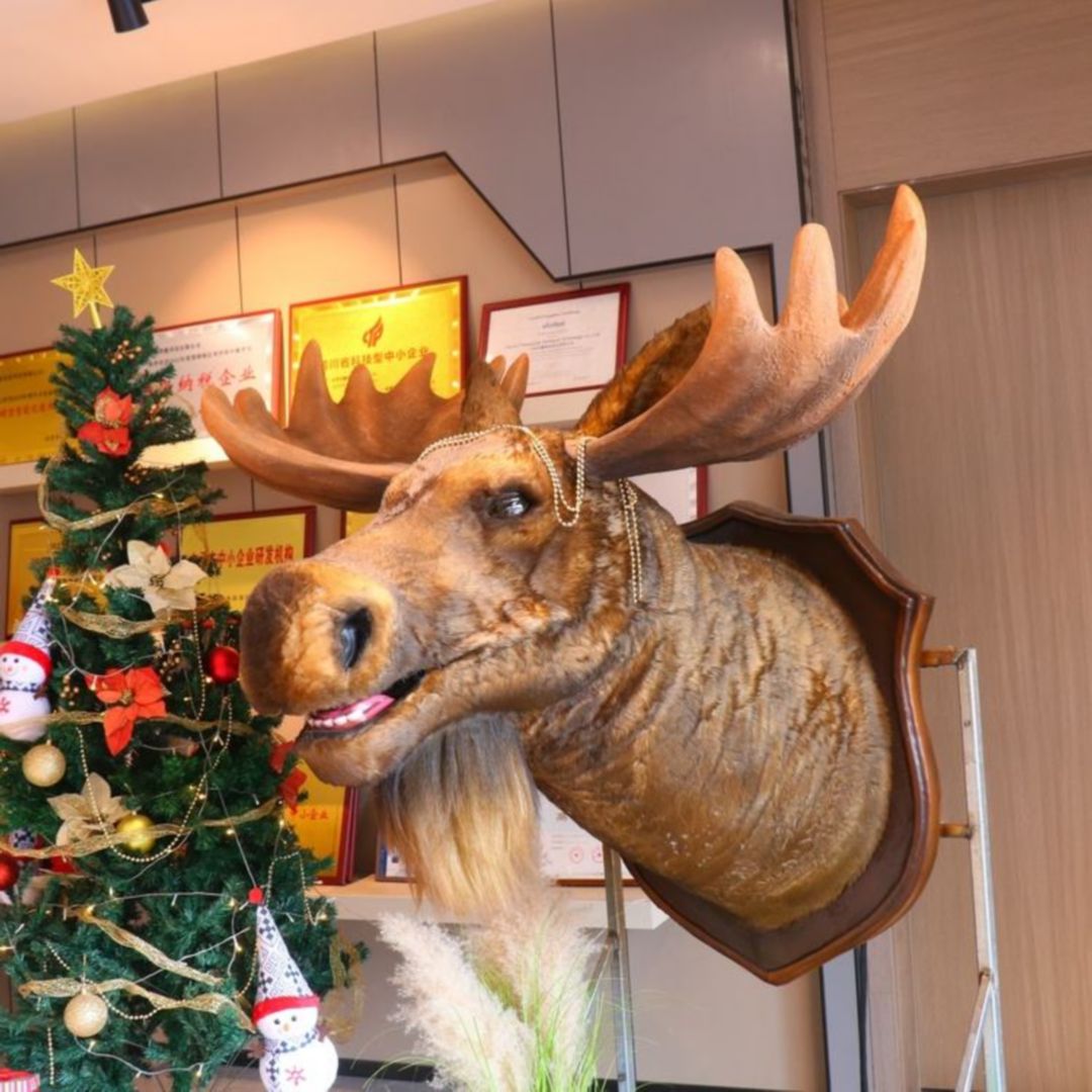 Moving Moose Head