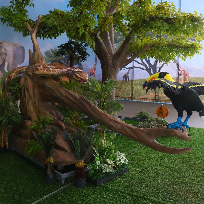 Snakes and parrots hunt for food